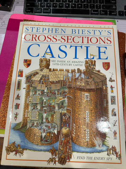 Cross-sections CASTLE by Stephen Biesty
