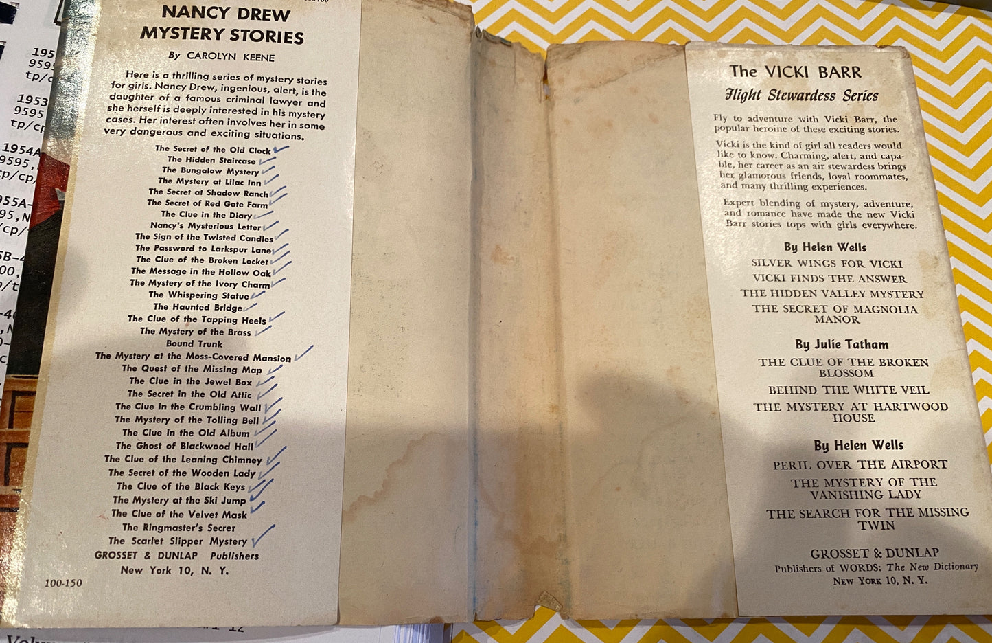 THE HIDDEN WINDOW MYSTERY  (1957a-1) Nancy Drew